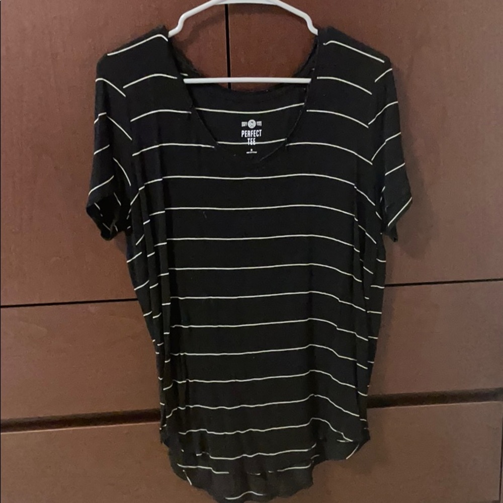 Short sleeve top.